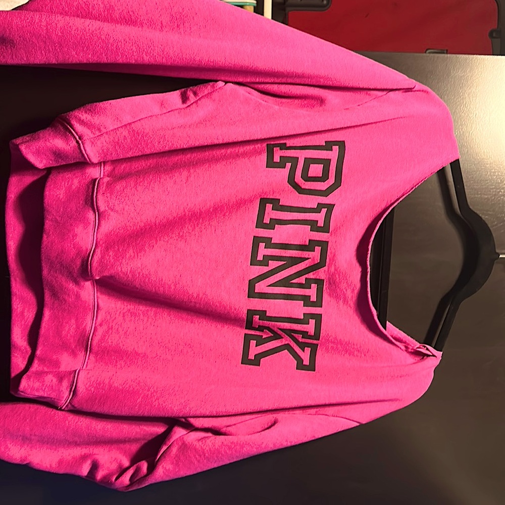 Excellent condition PINK off shoulder crop sweatshirt. Size 2xl. Fits like XL.